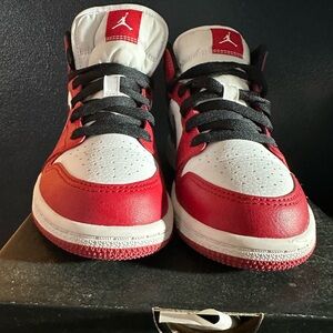 Jordan 1 Mid PS in White, Red, and Black size 13.5C Preschool